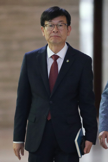 27일 여야 지도부 예방차 국회를 찾은 김상조 신임 청와대 정책실장. 연합뉴스